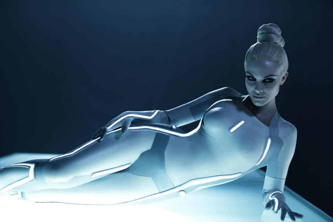 Beau Garrett da vida a GEM un programa de Tron Legacy llamado Sirena