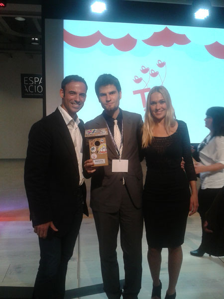 eduardo-quintana-junto-a-los-presentadores-de-la-gala-de-los-premios-tweets-awards-2012