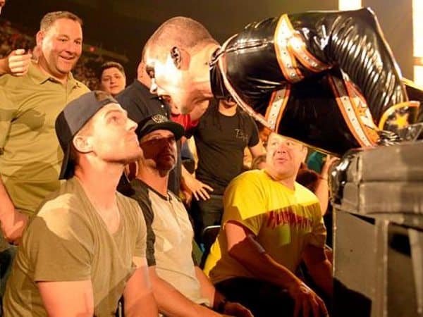 La rivalidad entre Stephen Amell (Arrow) y Stardust (WWE): habrá combate