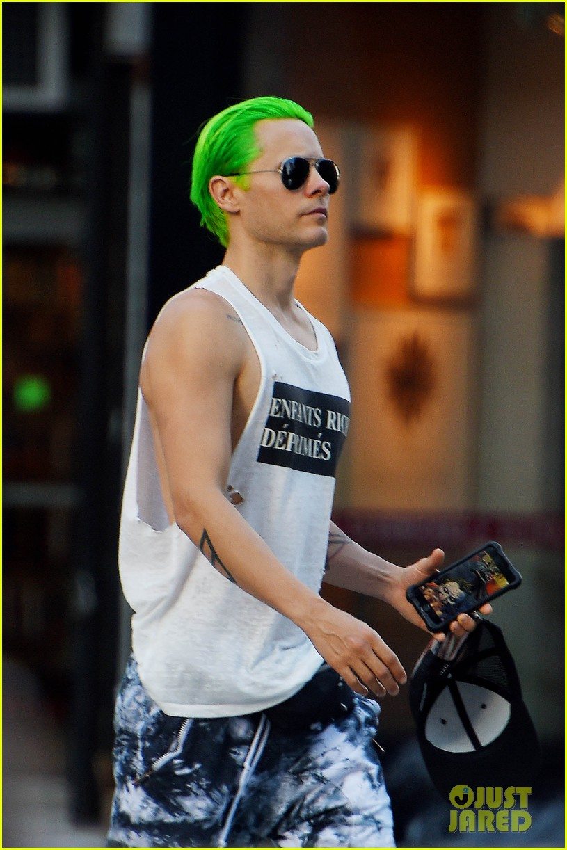 Jared Leto con el fondo del Joker