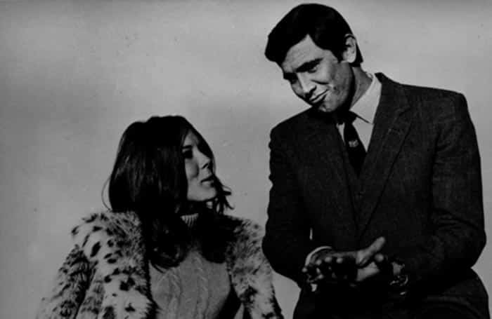 George Lazenby como James Bond