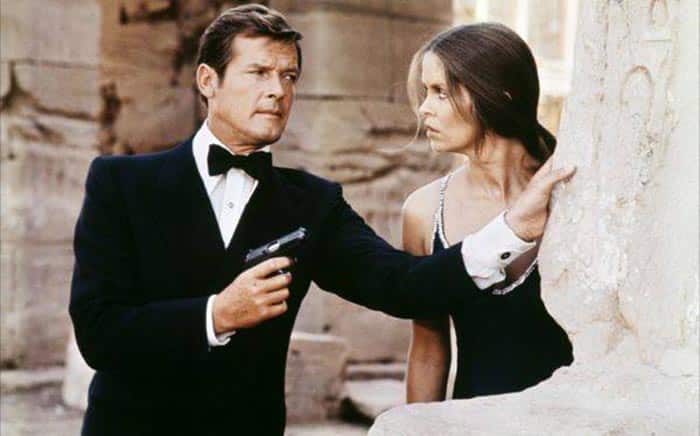 Roger Moore como James Bond