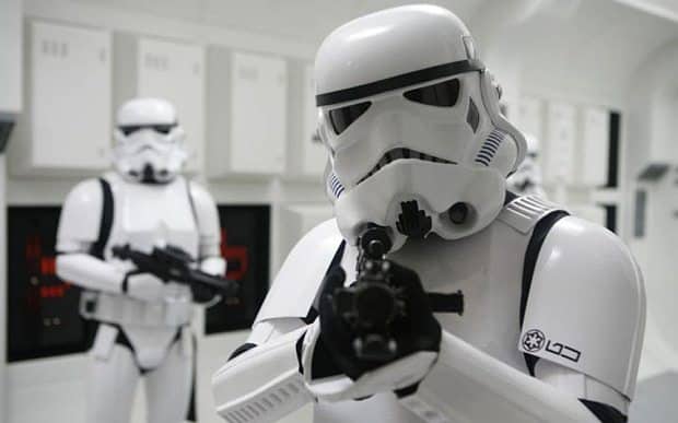 los stormtroopers de 'star wars: el despertar de la fuerza' siguen siendo igual de torpes