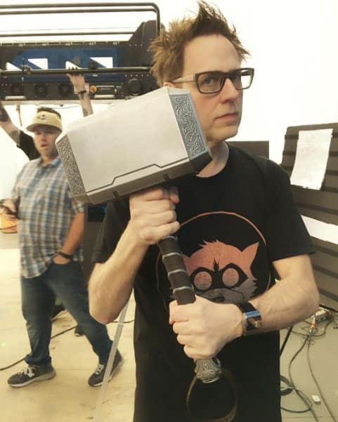 james-gunn-con-el-martillo-de-thor-en-el-rodaje-de-guardianes-de-la-galaxia-vol-2