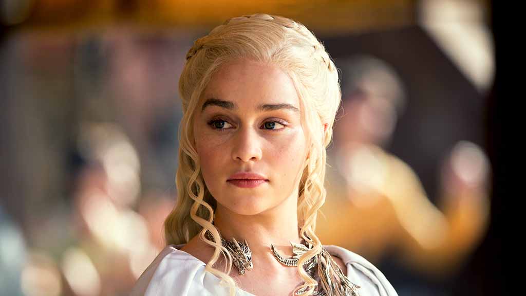 Emilia Clarke como Daenerys en la serie de Snow