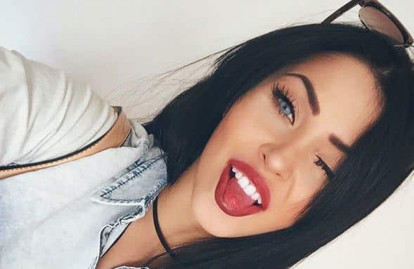 Claudia Alende la doble de Megan Fox Brasileña