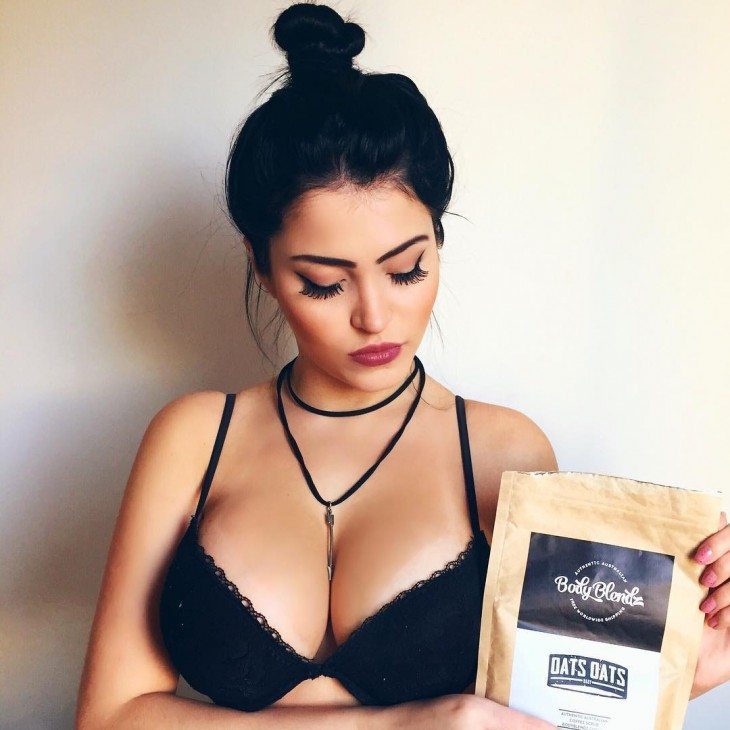 Claudia Alende la doble de Megan Fox Brasileña