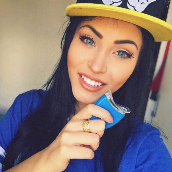 Claudia Alende la doble de Megan Fox Brasileña