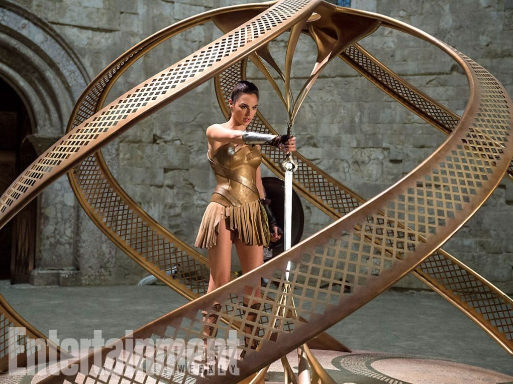 gal gadoot look griego wonder woman espada