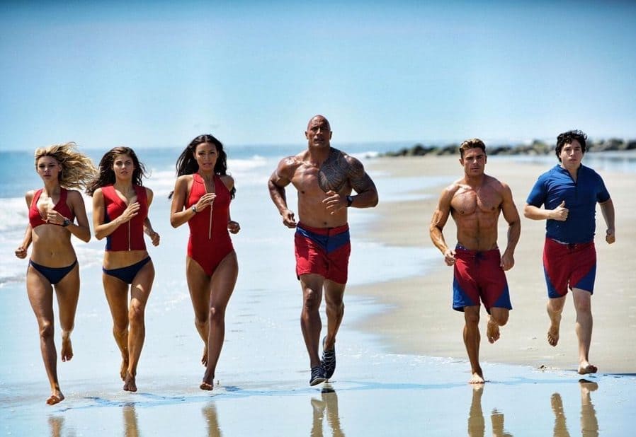 tenemos un nuevo tráiler del reboot de vigilantes de la playa (baywatch), adaptación cinematográfica de la serie de televisión en tono de parodia