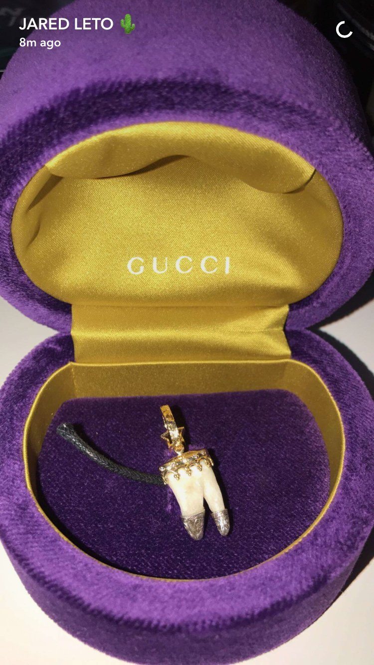 Imágenes del Joker: diente en una caja dorada y púrpura