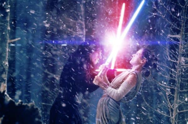 kylo ren y rey pelean en 'star wars: the last jedi'