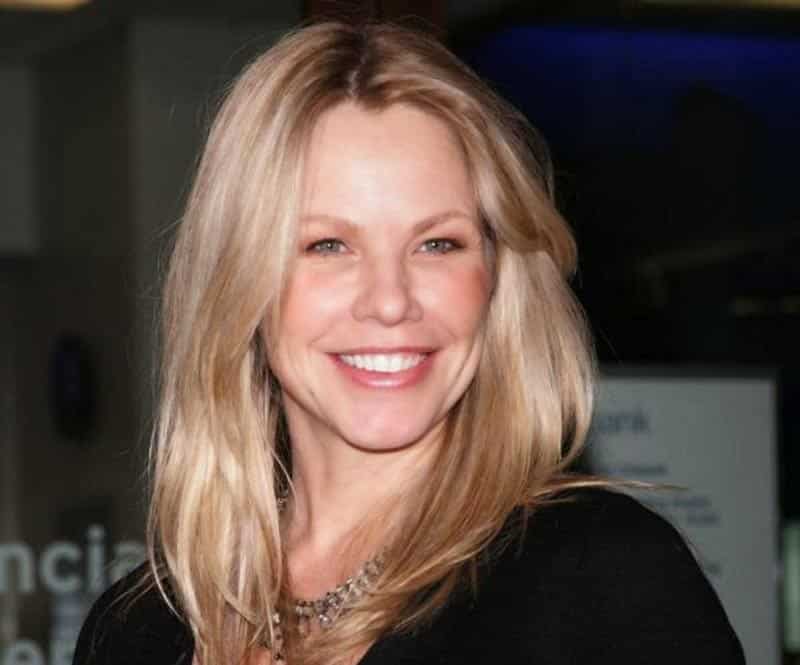 andrea roth capa y puñal