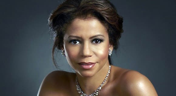 gloria reuben capa y puñal