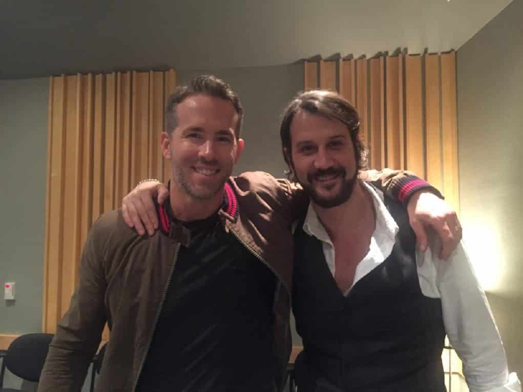 Stefan Kapicic junto a Ryan Reynolds