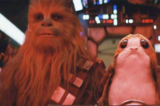 chewbacca estampa un porg en el nuevo spot de 'star wars: los últimos jedi'