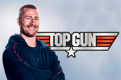 glen powell ficha por top gun: maverick