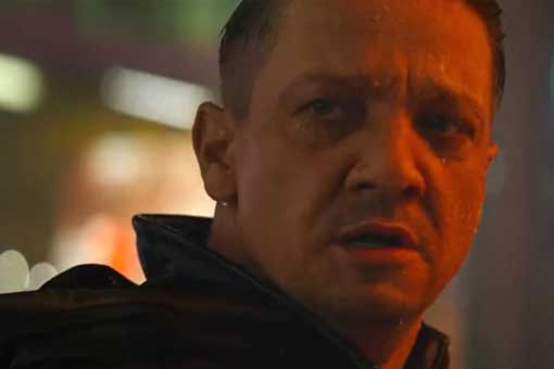 así es ojo de halcón con máscara en vengadores: endgame