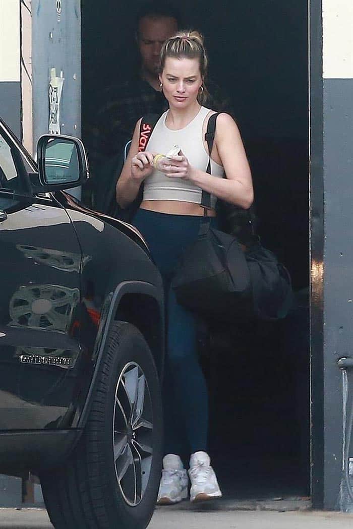 margot robbie como harley quinn preparando aves de presa (2020)