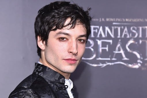 Se filtró un video de Ezra Miller ahorcando a una fanática
