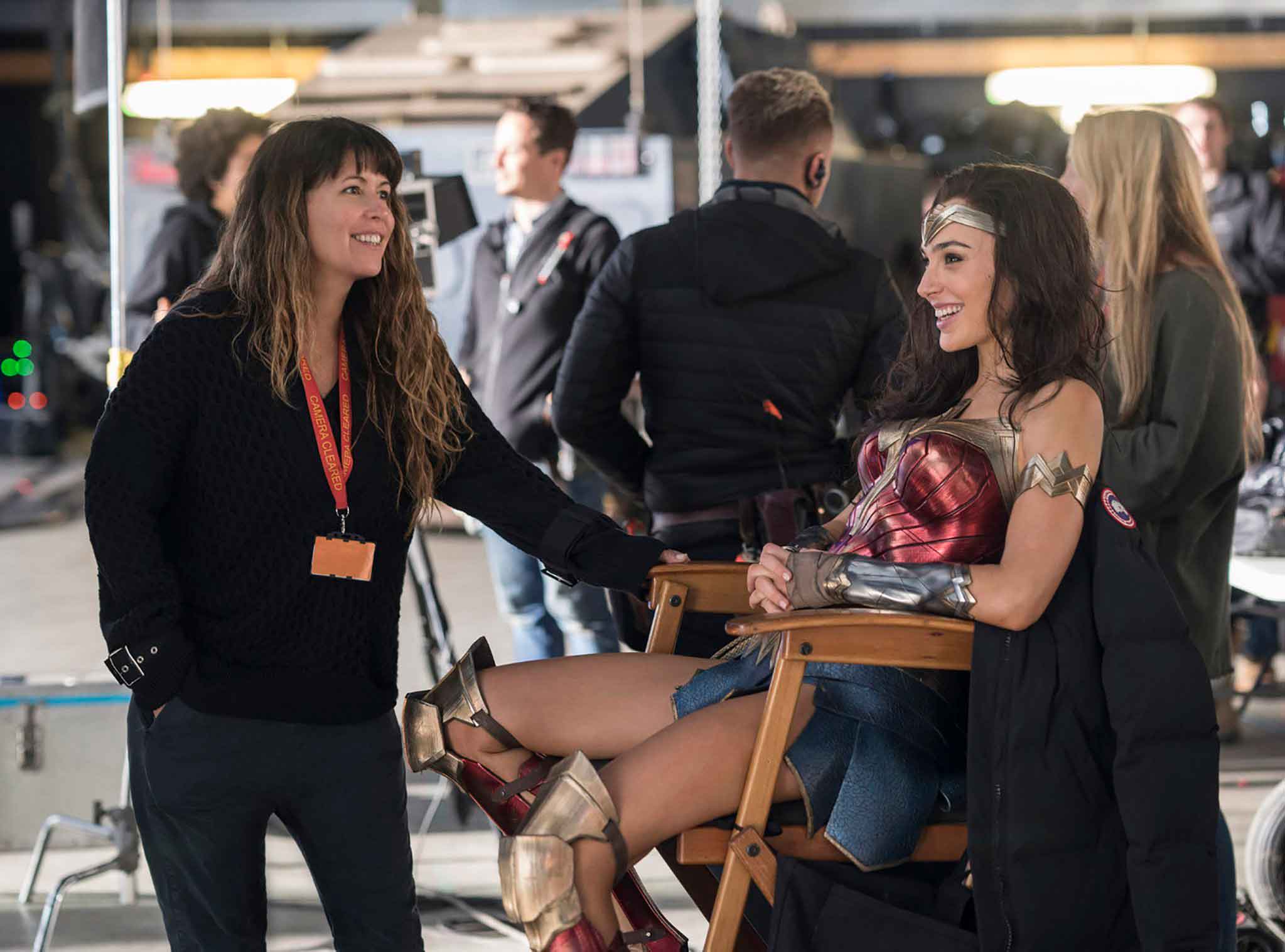 Patty Jenkins junto a Gal Gadot en el rodaje de WW84