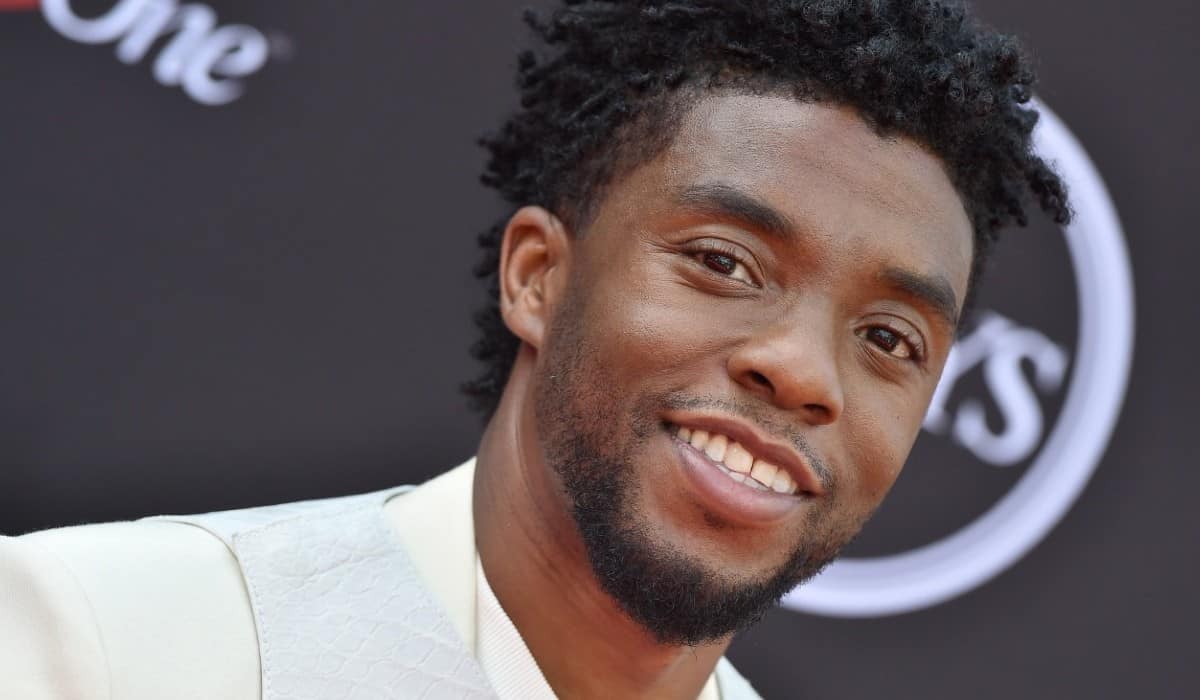 chadwick boseman tiene su propio mural en disneyland