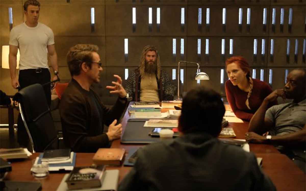 nuevas imágenes de los héroes de vengadores: endgame comiendo