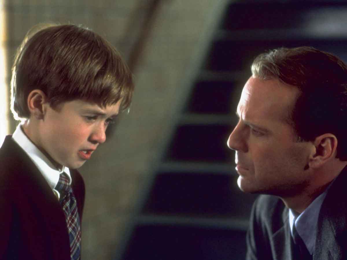El Sexto Sentido: El tenso rodaje que casi rompe a M. Night Shyamalan y Bruce Willis el sexto sentido (1999) haley joel osment y bruce willis