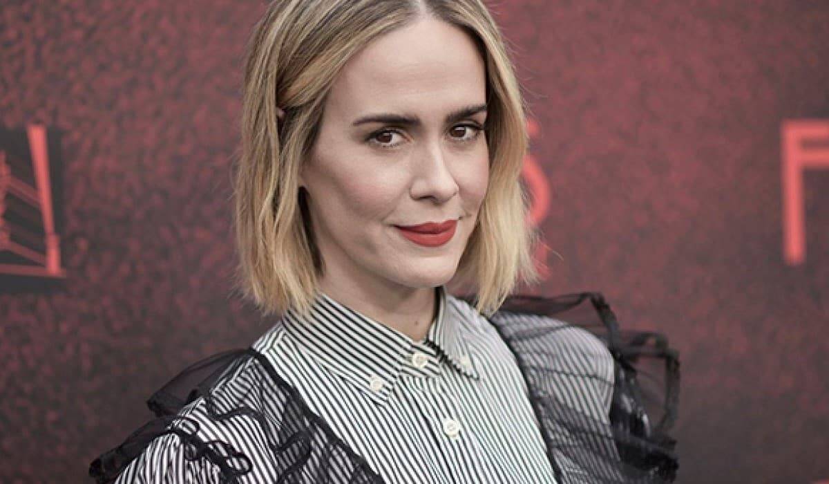 American Crime Story: ¡Sarah Paulson luce irreconocible!