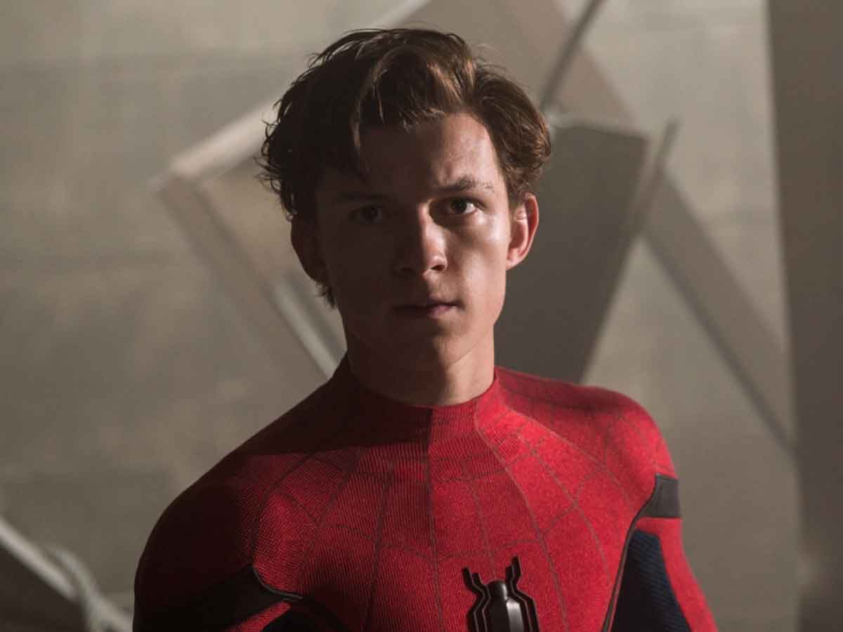 tom holland comparte una imagen de spider-man 3 con mascarilla