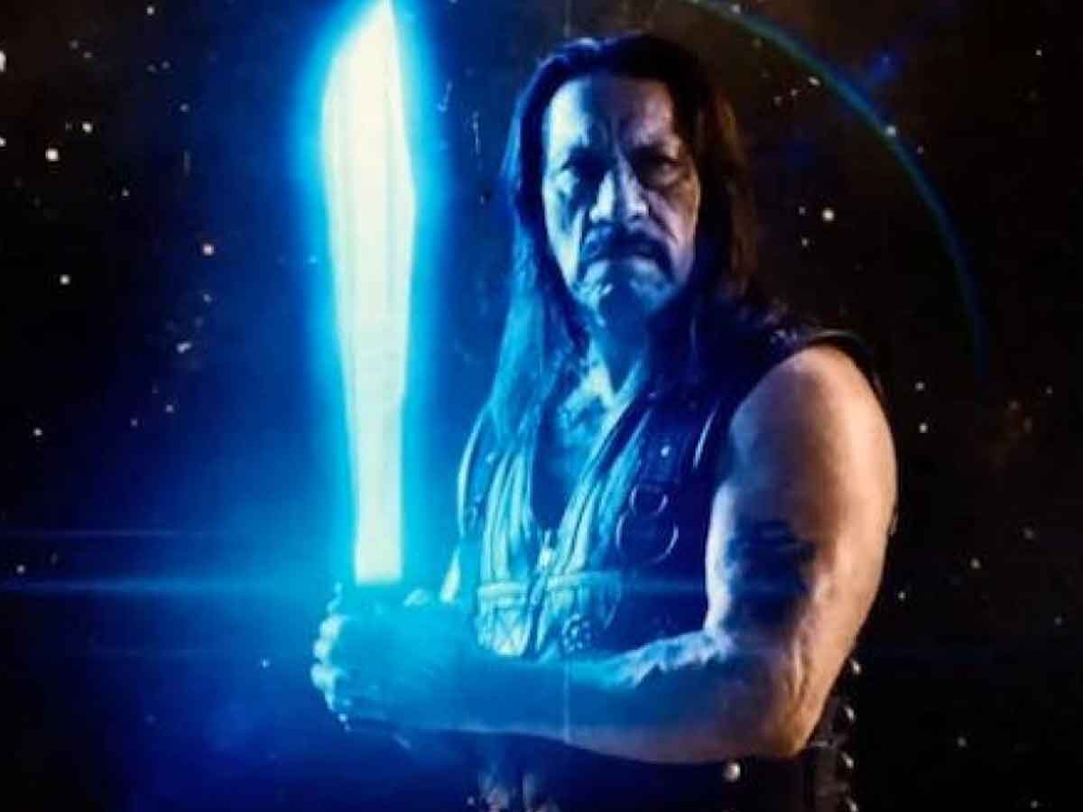 presionan a robert rodriguez para que haga machete en el espacio