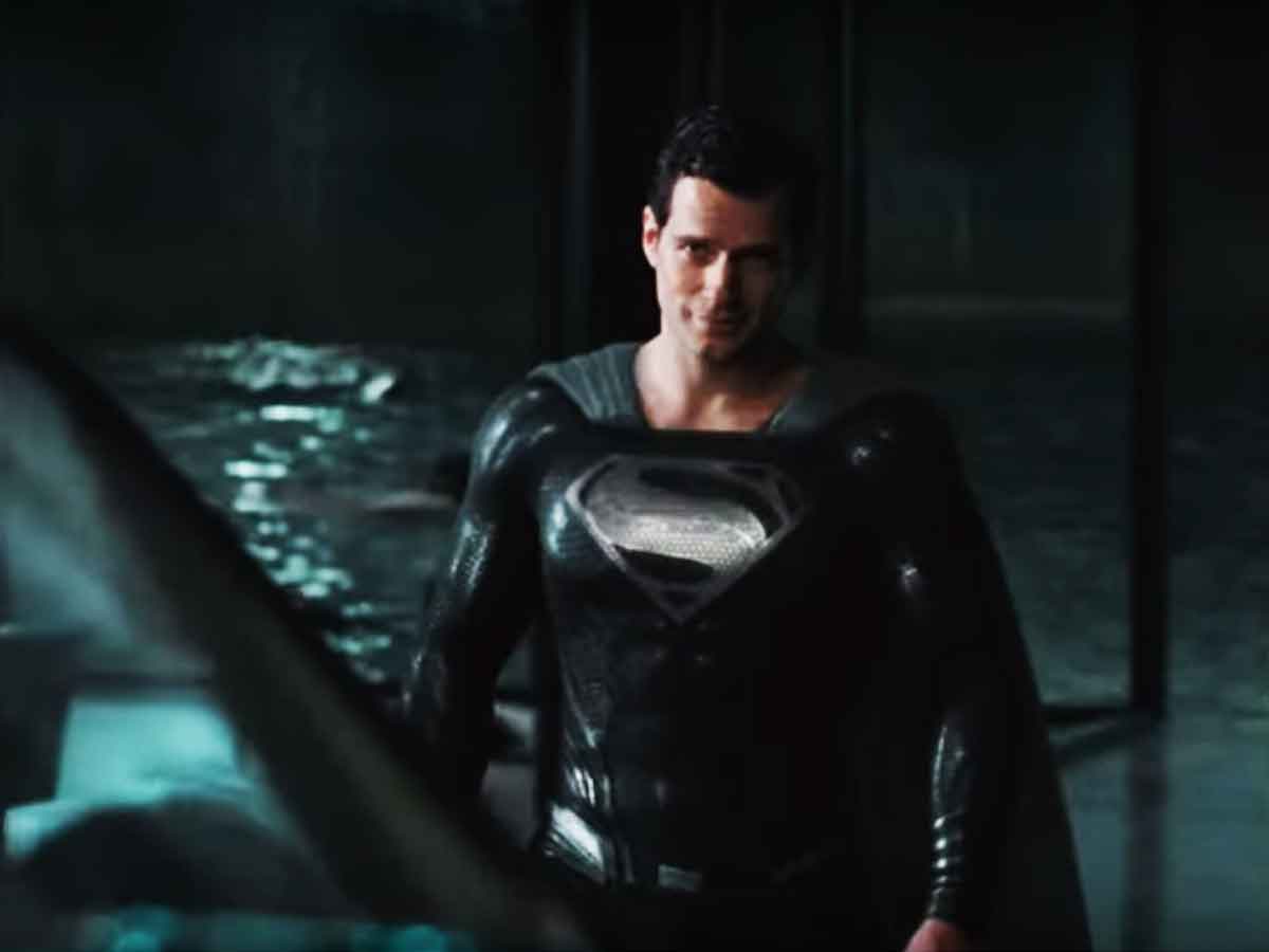 clip de superman con el traje negro en liga de la justicia en hd