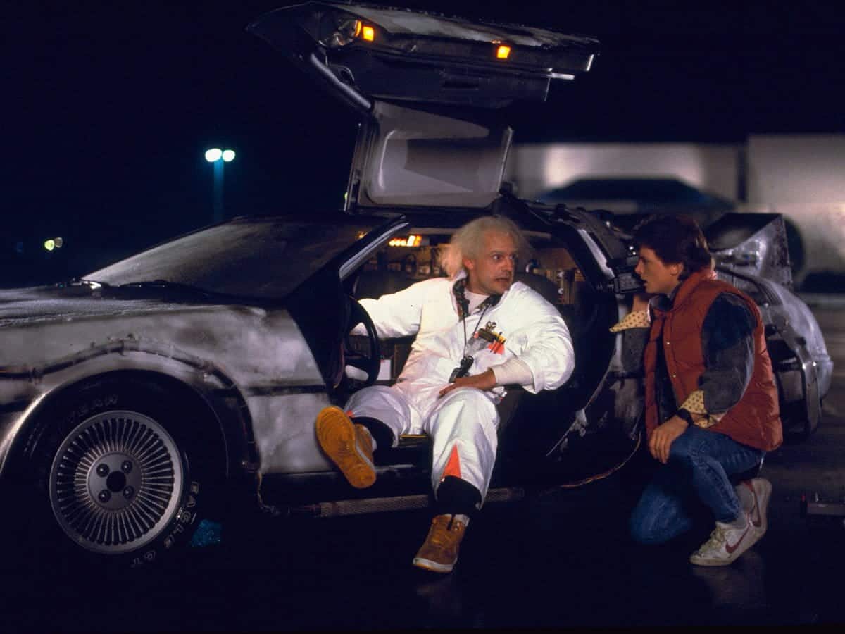 volver al futuro tendrá una nueva serie en discovery plus - imagen de doc y marty junto al delorean