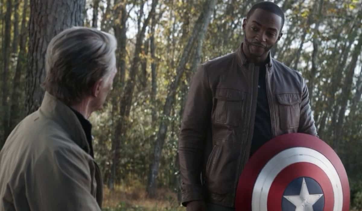 ¿por qué le entregaron el escudo del capitán américa a falcon?