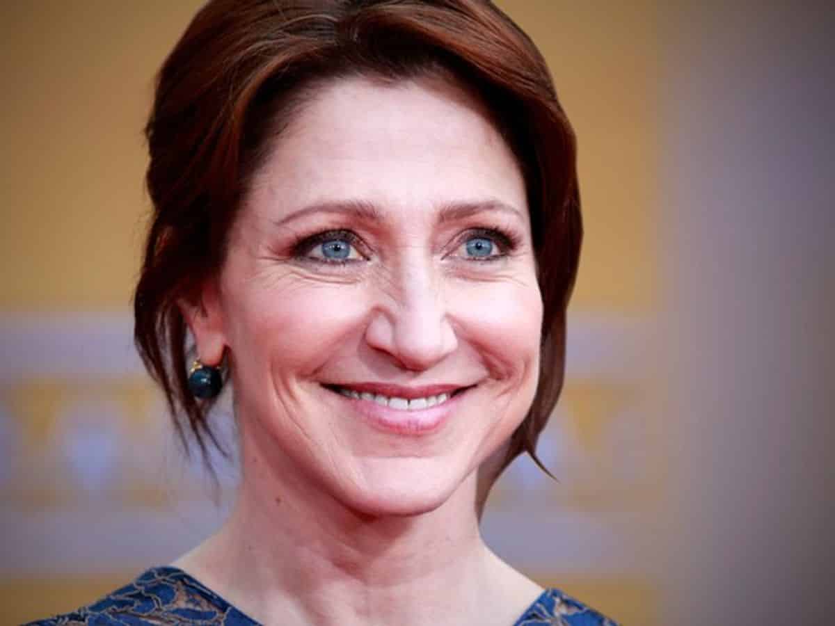 edie falco interpretará a hillary clinton en una nueva serie 