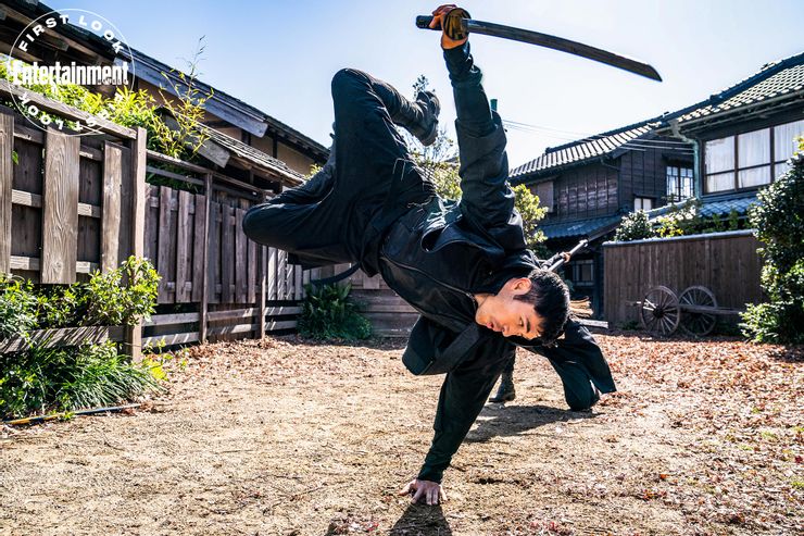 Espectacular primera imagen de Úrsula Corberó en Snake Eyes: el origen henry golding brandishes the sword morning light