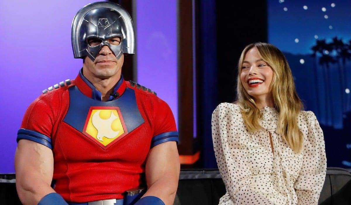 margot robbie dormía con un john cena enorme de cartón