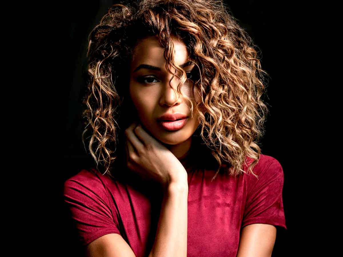 exclusiva: bella davis se defiende de las acusaciones de joel kinnaman