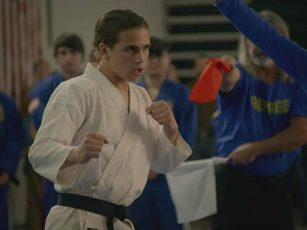 estrella de cobra kai se auto nomina para ser el robin de robert pattinson