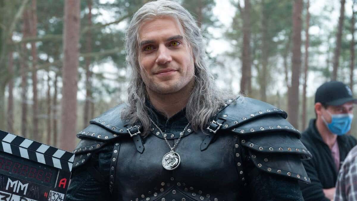 en la foto henry cavill con geralt de rivia en the witcher