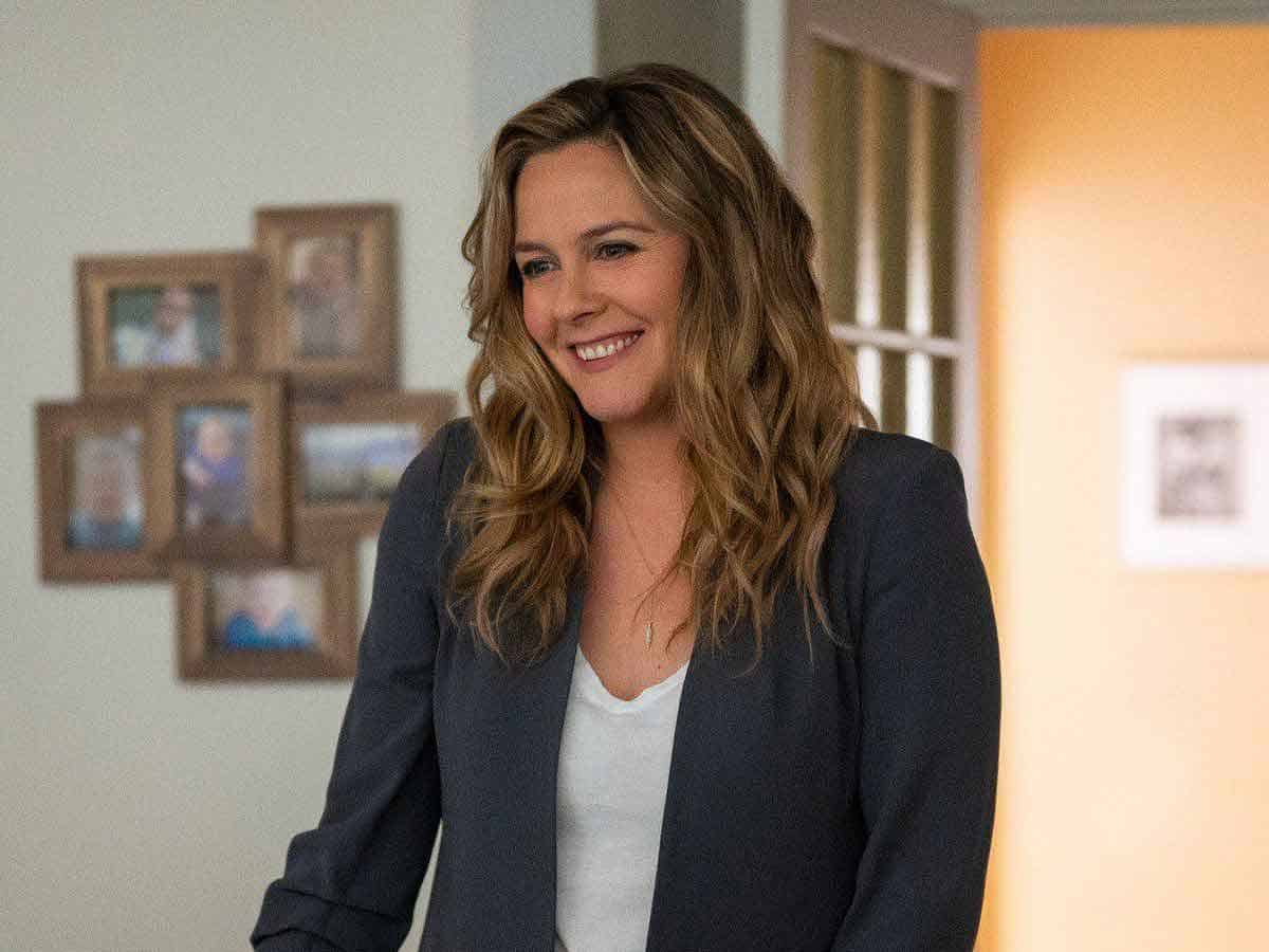 alicia silverstone reacciona al nuevo traje de batgirl