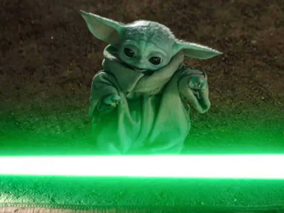 Baby Yoda con el sable de luz en Star Wars The Mandalorian and Grogu