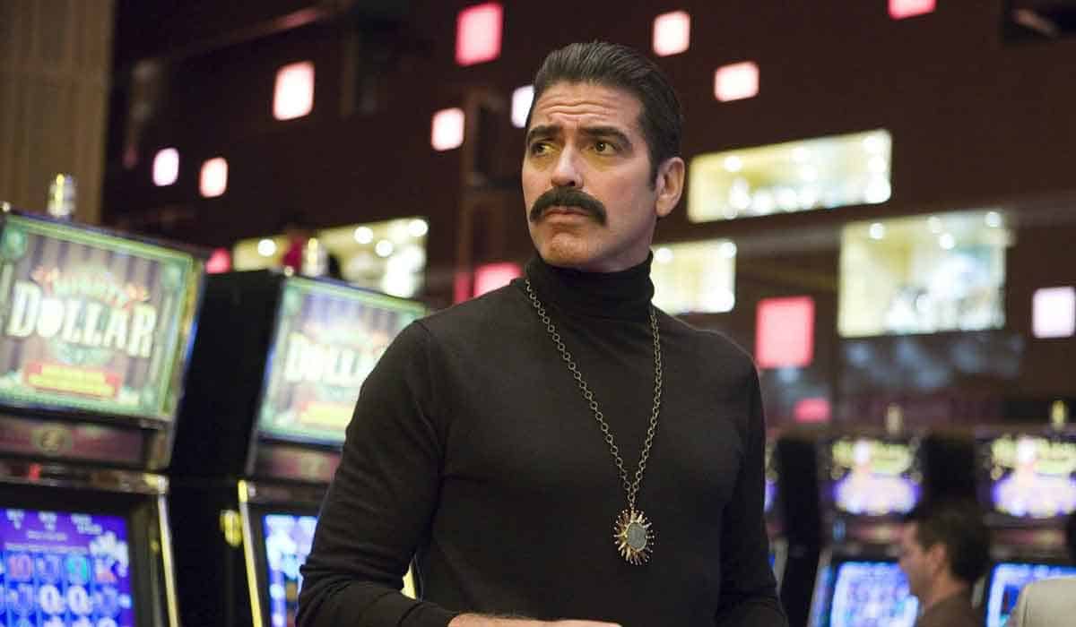 george clooney in oceans thirteen rodeado de tragamonedas