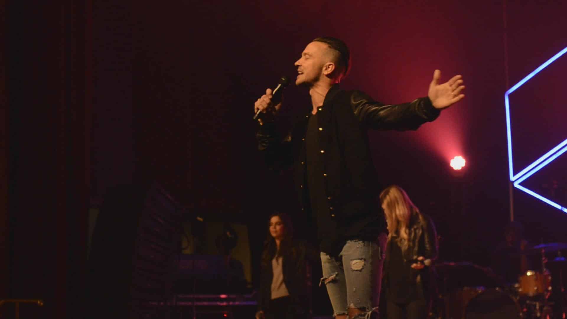 los escándalos de hillsong - hbo max