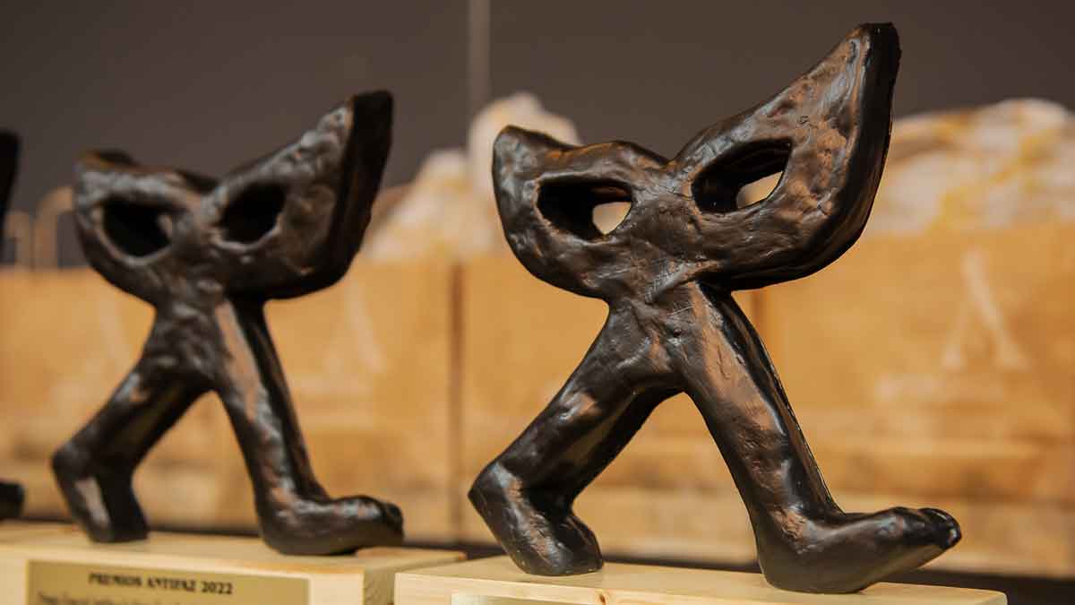 el sábado 4 de marzo tendrá lugar la entrega de los premios antifaz en el marco de la celebración del salón del cómic de valencia. en la imagen el trofeo de bronce con forma de antifaz y piernas