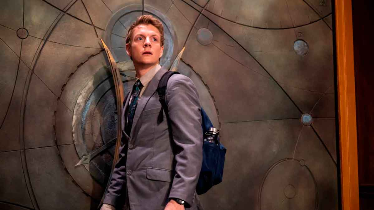 La puerta mágica Paul-Carpenter Patrick Gibson en el primer día de oficina