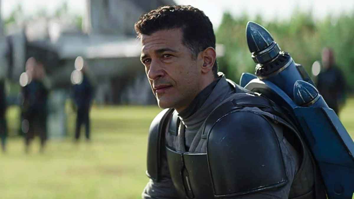 Simon Kassianides como Axe Woves