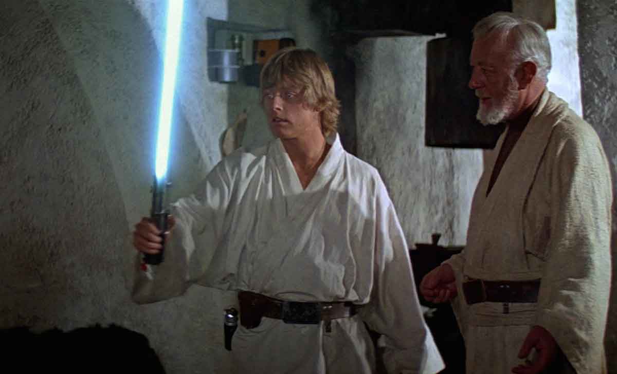 luke empuñando la espada de su padre en una nueva esperanza