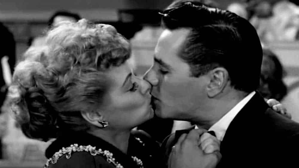 una de las habituales muestras de amor en te quiero, lucy entre el cubano desi arnaz y la estadounidense lucille ball.