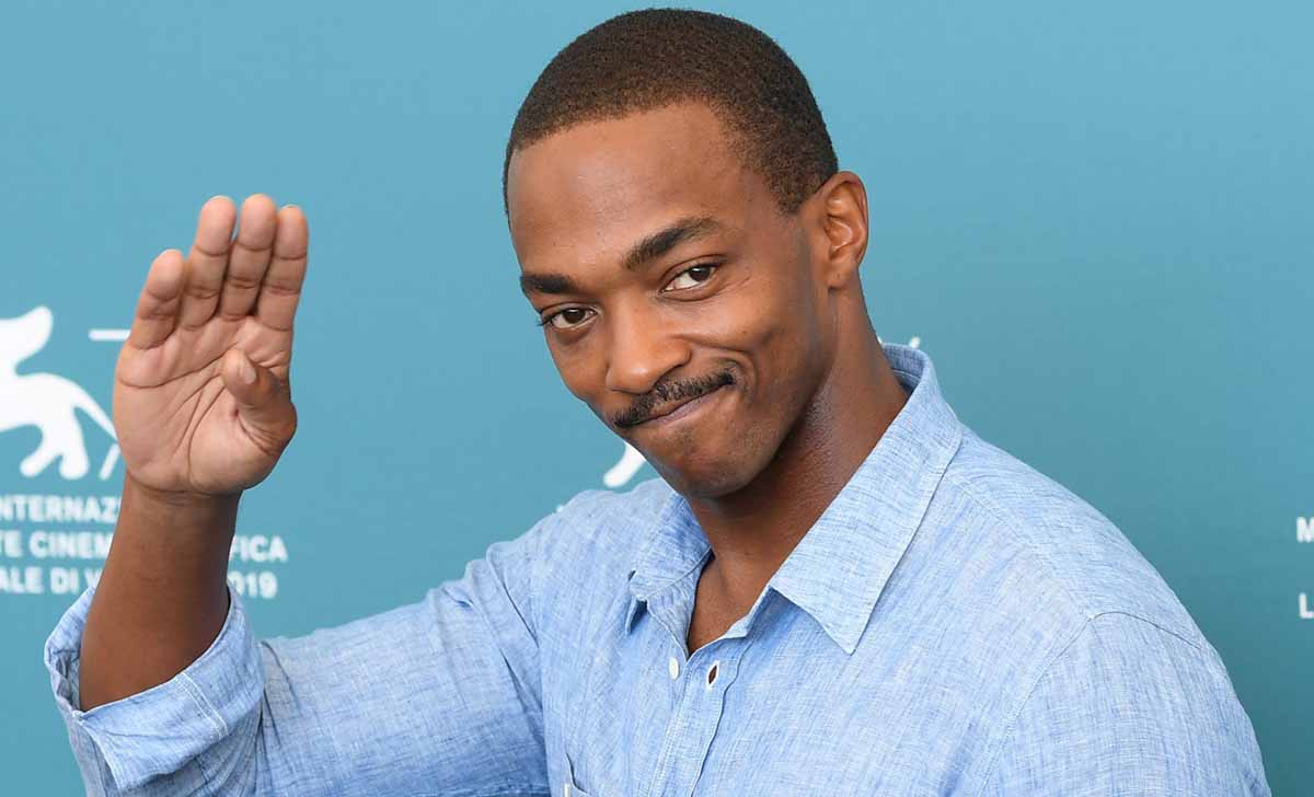 el actor anthony mackie, falcon y capitán américa